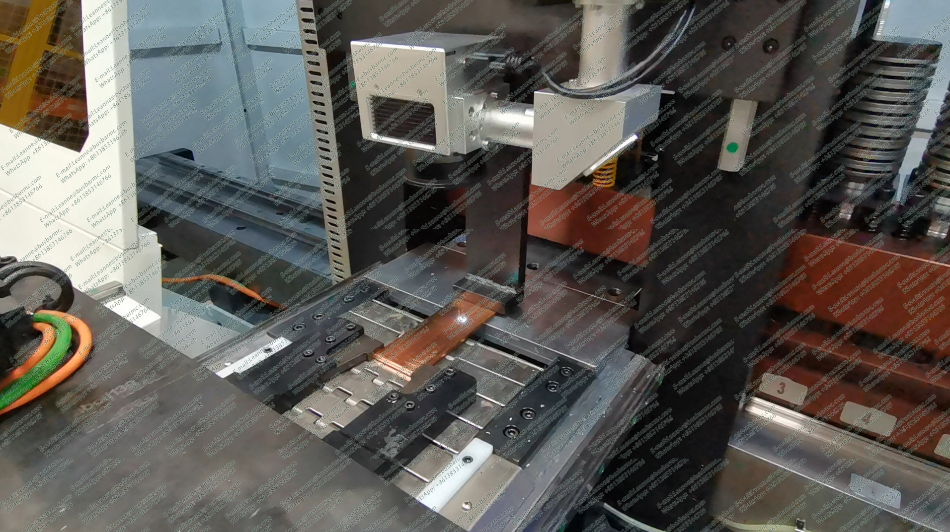 Máy đột cắt thanh cái CNC đang gia công thanh cái đồng